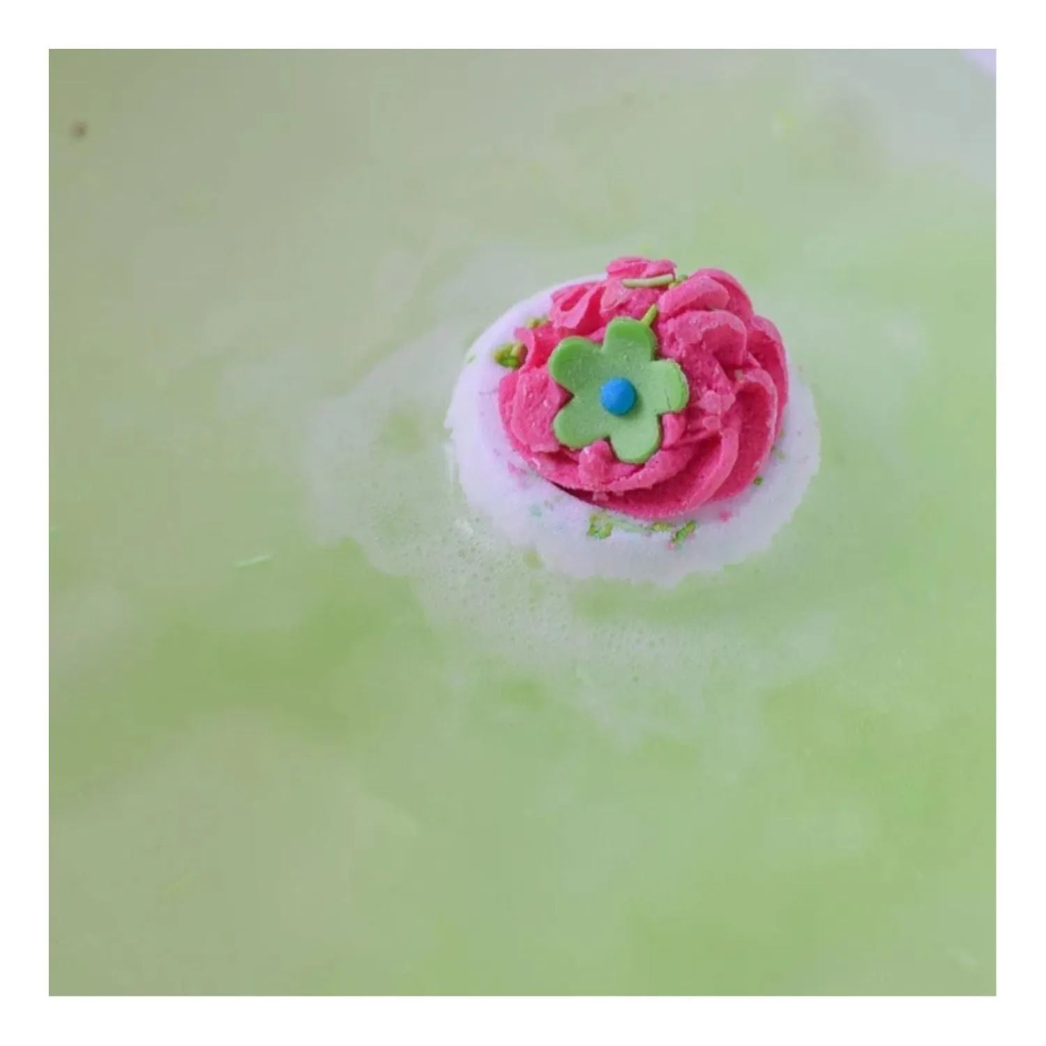 Bomb Cosmetics 160g Apple & Rasberry Swirl Bath Blaster